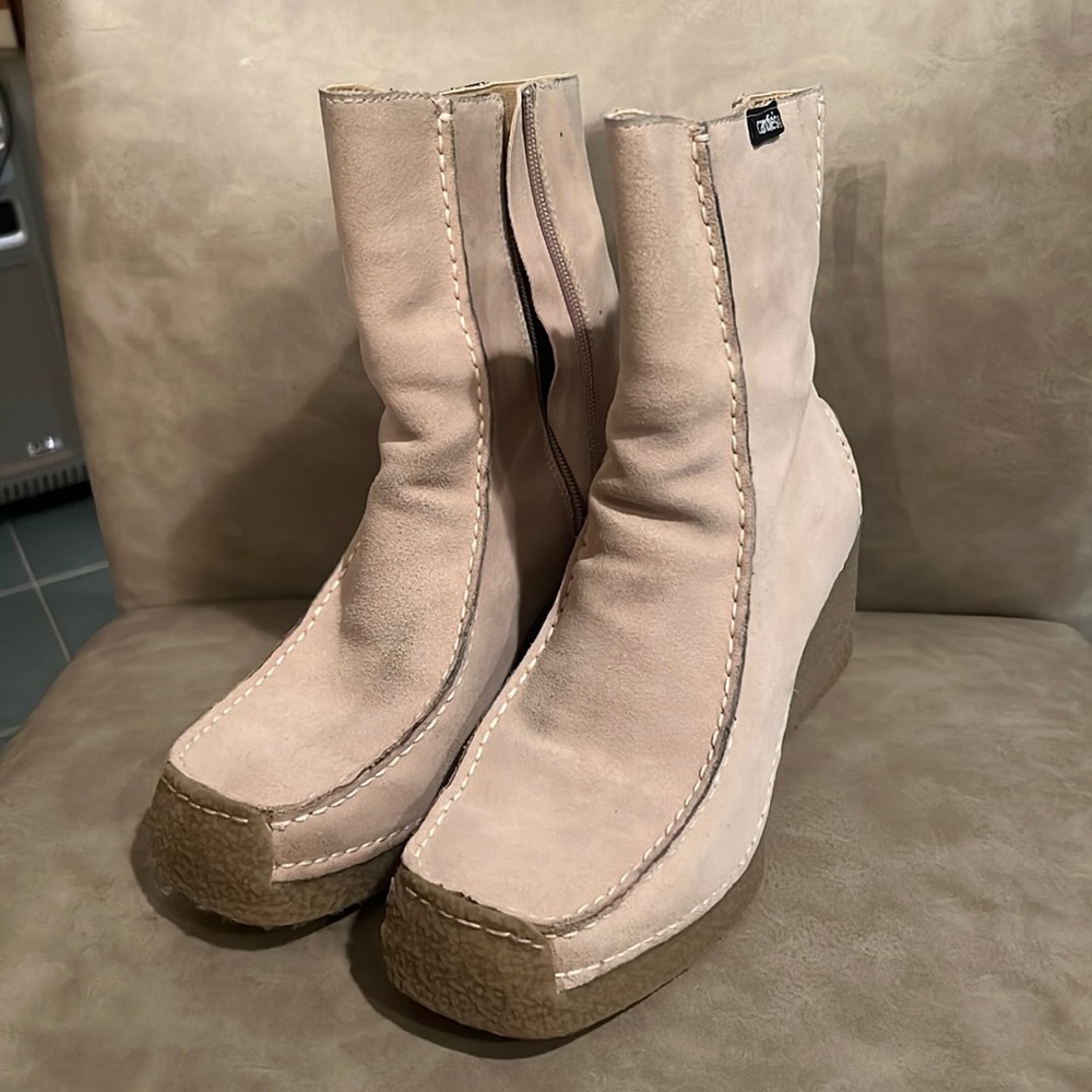 Women’s size 9 suede booties